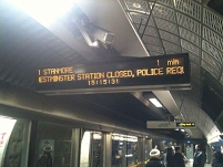 Schild in der Underground-Station: Westminster Station Closed, Police Request